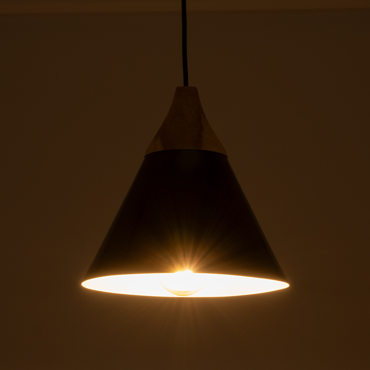 GLOBOSTAR® SHADE 00906 Μοντέρνο Κρεμαστό Φωτιστικό Οροφής με Ντουί 1 x E27 AC 220-240V IP20 - Μαύρο & Μπεζ - Μ23 x Π23 x Υ22cm - Image 2