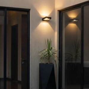 kelvo® AURA KLV-101-0116 Φωτιστικό Τοίχου / Απλίκα LED 7W 875lm 45° AC 220-240V Αδιάβροχο IP65 Θερμό Λευκό 2700K - Bridgelux COB Chip & TÜV SÜD Driver - Μαύρο Ματ - Μ13 x Π15 x Υ4.5cm - 5 Χρόνια Εγγύηση