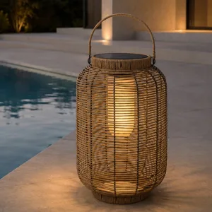 GLOBOSTAR® GRAMBIAN 02304 Boho Επιδαπέδιο Φωτιστικό με IR Ασύρματο Χειριστήριο LED 5W 200lm 180° με Ενσωματωμένο Φωτοβολταϊκό Panel 6V 1W & Επαναφορτιζόμενη Μπαταρία Li-ion 3.2V 1000mAh Αδιάβροχο IP65 Θερμό Λευκό 2700K - Sanan SMD Chip - Μπεζ - Μ30 x Π30 x Υ48cm - 2 Χρόνια Εγγύηση