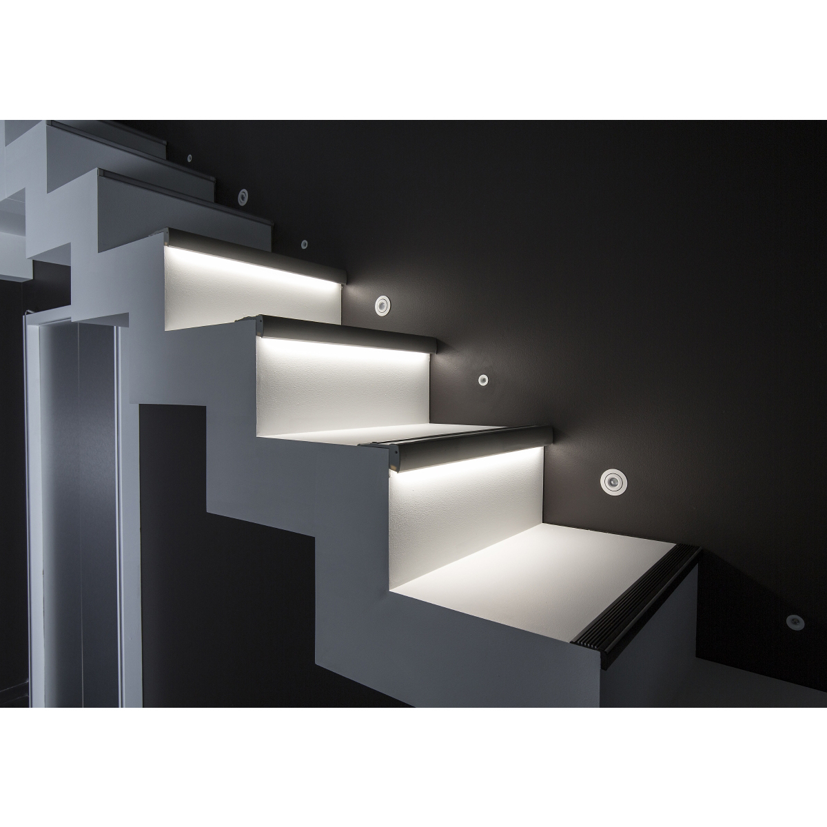 GloboStar® STAIR-PROFILE 70843-3M Προφίλ Αλουμινίου - Βάση & Ψύκτρα Ταινίας LED με Μαύρο Φιμέ Κάλυμμα - Χρήση σε Σκαλοπάτια - Πατητό Κάλυμμα - Μαύρο - 3 Μέτρα - Μ300 x Π8 x Υ3.2cm - Image 8